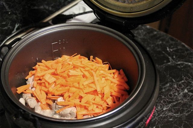 К обжаренному мясу добавляем морковь