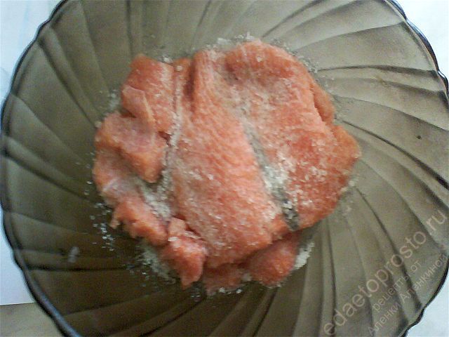 кусочки филе хорошо перемешать в смеси соли и сахара, пошаговое фото  засолки лосося