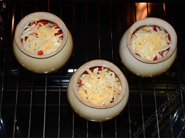 Натрите немного сыра и распределите поверху, фото приготовления жаркого в горшочках