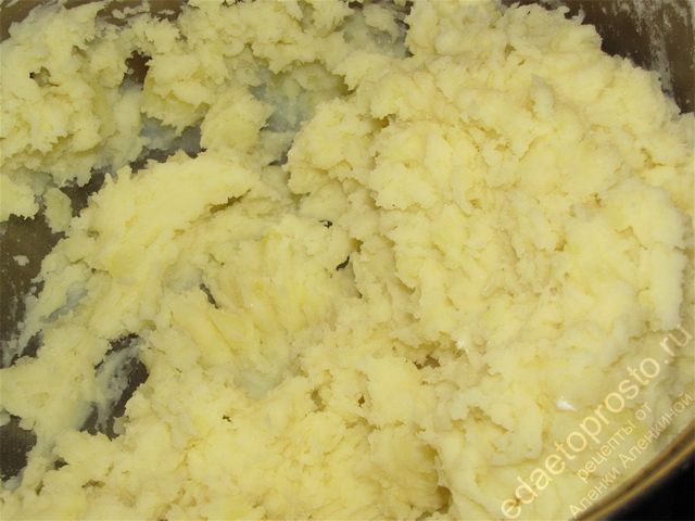 Растолочь картофель до однородной массы или взбить миксером