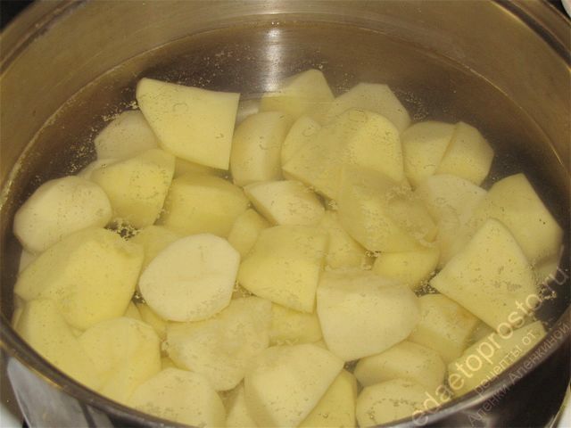 Очистить картофель и поместить его в кастрюлю с водой