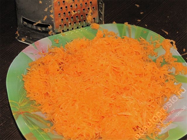 Натереть морковь на терке с мелкими отверстиями, пошаговое фото  приготовления морковного пирога