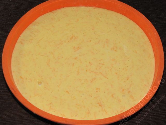 Вылить тесто в форму для выпекания
