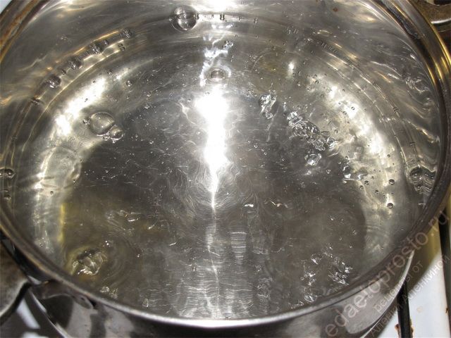 Довести воду в кастрюле до кипения