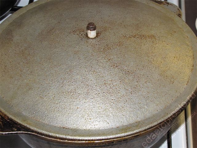 Тушить мясо под крышкой в течение 35-40 минут на самом тихом огне, фото приготовления