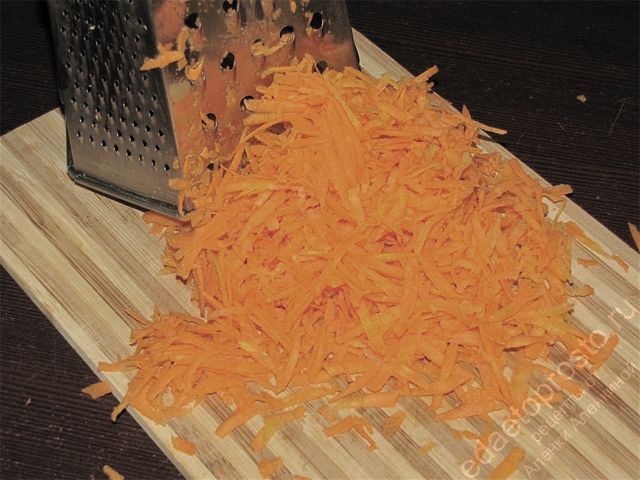 Очистить от кожицы морковь, помыть ее и натереть на терке крупной
