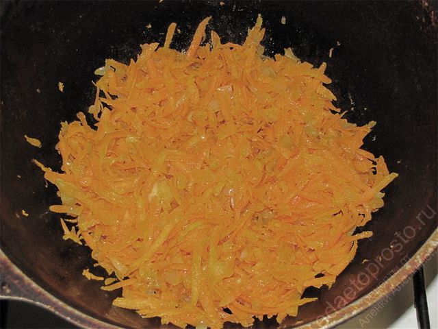 Добавить подготовленную морковь в казан к луку и обжарить все вместе, пошаговое  этапа приготовления тушеного мяса