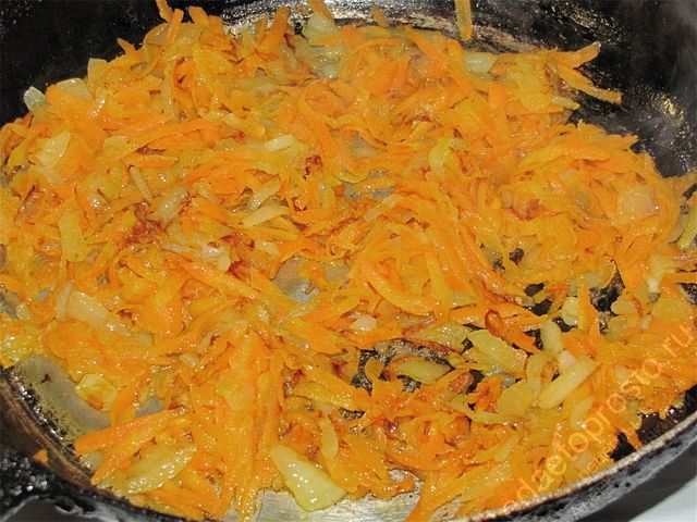 Добавить натертую морковь в сковороду с луком и еще немного обжарить