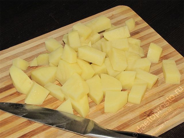 картофель нарезать на небольшие кусочки
