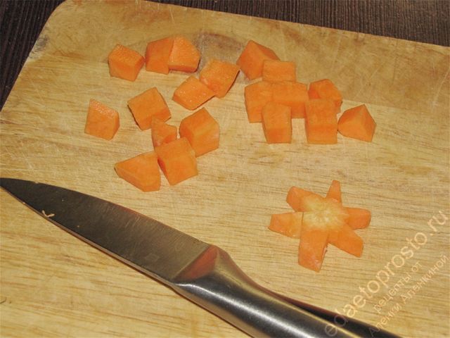 Вырезать из моркови «украшения» для «елочки»