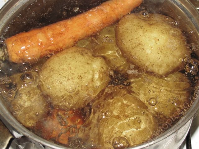 Отварить до полной готовности картофель с морковью