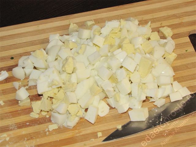 Очистить остывшие яйца от скорлупы и нарезать их небольшим кубиком
