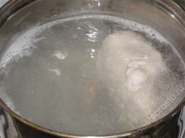Отварить филе в подсоленной воде до полной готовности