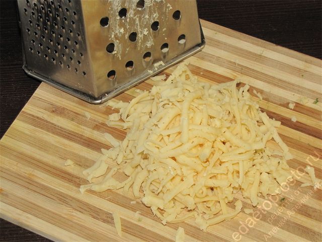 Натереть сыр на терке с крупными отверстиями