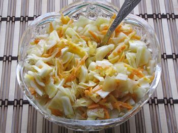 фото вкусного салата из капусты с морковью на блюде