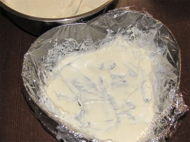 Распределить на дно формы тонким слоем крем, пошаговое фото приготовления торта Дамские пальчики со сметанным кремом