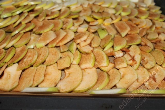 выкладываем нарезанные яблоки на противень, пошаговое фото  приготовления сушеных яблок