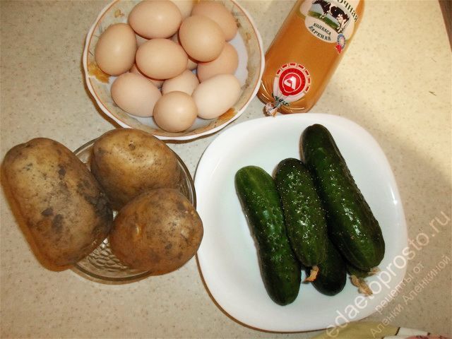 фото ингредиентов для окрошки - яйца, колбаса вареная, огурцы и картофель