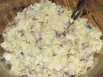 фото вкусного салата с солеными грибами на блюде