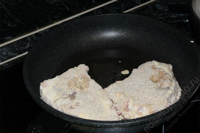 отправляем кусок мяса на сковородку, пошаговое фото  приготовления свинины в кляре