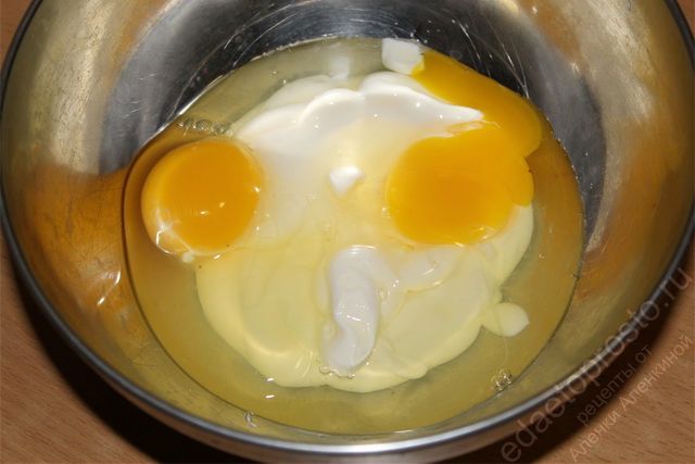 разбиваем два яйца