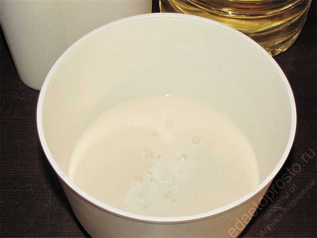 Влить в глубокую чашку всю ряженку и добавить к ней соду