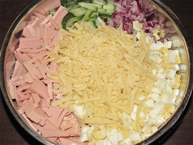Поместить все подготовленные ингредиенты в глубокую миску, пошаговое фото  приготовления салата с сыром
