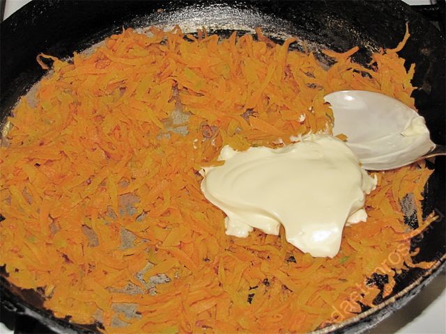 Перемешать обжаренную и немного остывшую морковь с ложкой майонеза