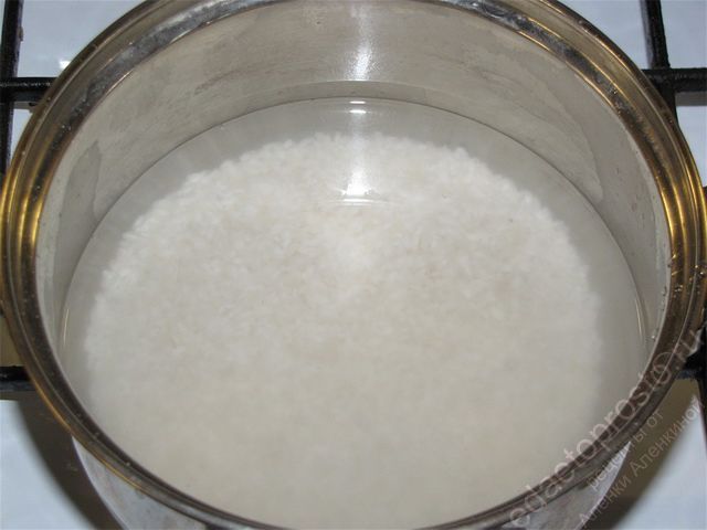 Отварить рис до полной готовности в подсоленной воде