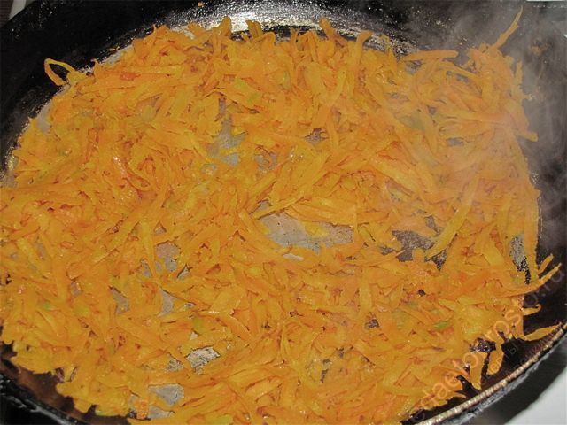 Обжарить натертую морковь на сковороде