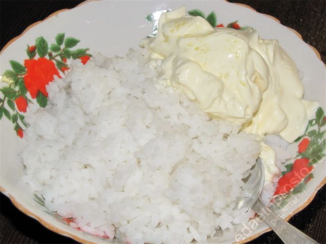 Перемешать отваренный немного остывший рис с ложкой майонеза, пошаговое фото  приготовления салата с рисом
