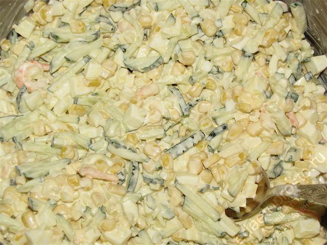 Салат с креветками и кукурузой.  фото готового креветочного салата