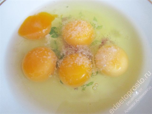 Яйца разбиваем в отдельную посуду, пошаговое фото  приготовления хлеба жаренного в яйце