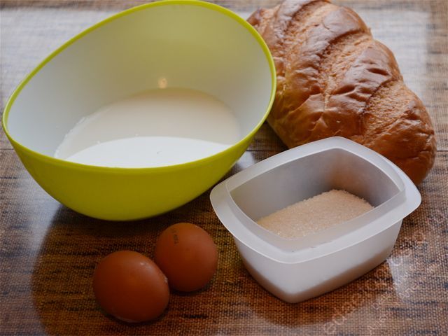 фото ингредиентов для сладких гренок с яйцом и молоком