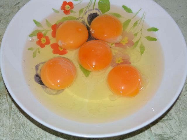 Яйца смешиваем с одной-двумя ложками сахара