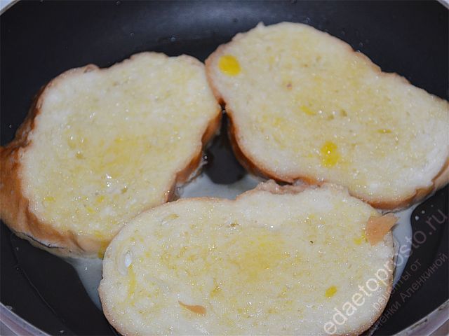 ломтики хлеба выкладываем в смазанную маслом сковороду, фото приготовления сладких гренок