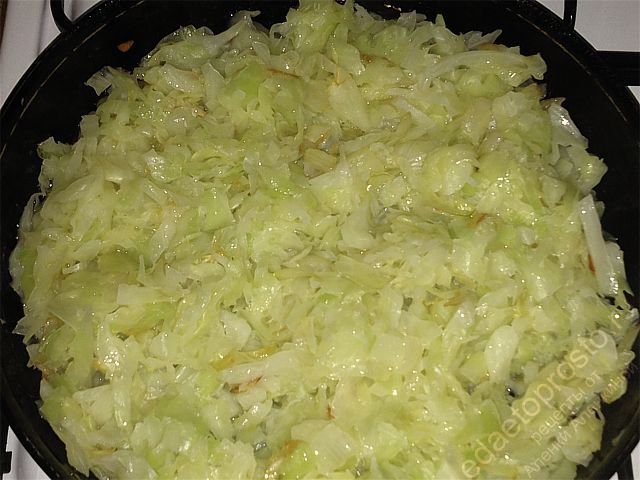 Выложите в сковородку с луком капусту и обжарьте