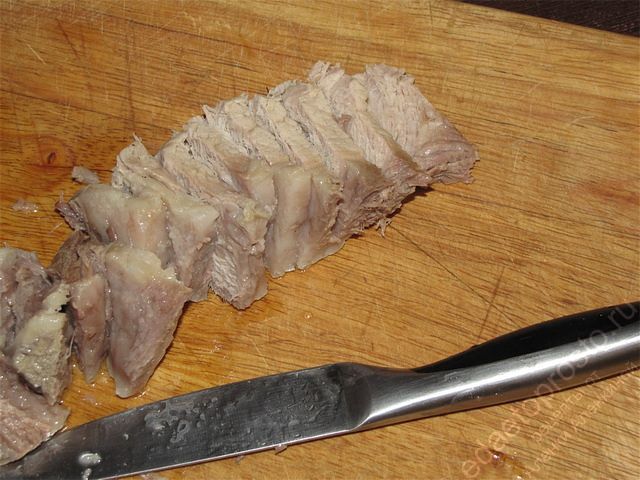 Бешбармак фото остывшего мясо нарезанного кусочками