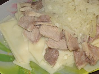 фото вкусного бешбармака из свинины в тарелке