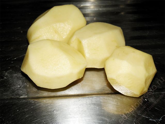 Очищаем четыре небольшие картофелины