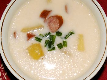 фото вкусного сырного супа в тарелке