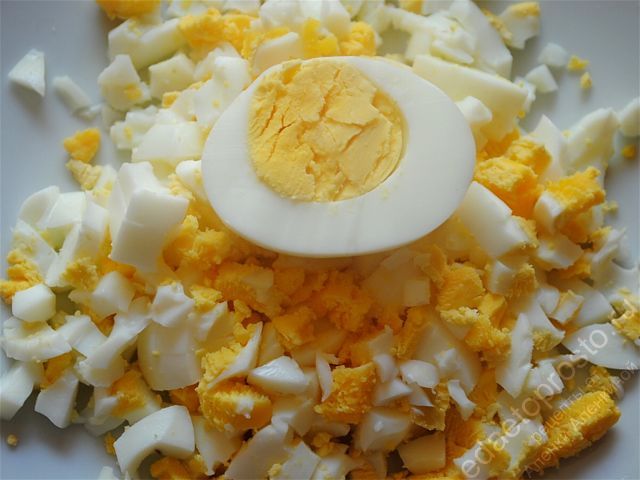 Вареные яйца крошим и добавляем в конце приготовления щавелевого супа