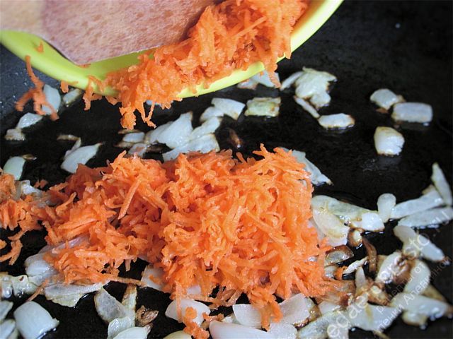 Добавить морковь к луку, пошаговое фото  приготовления рисового супа