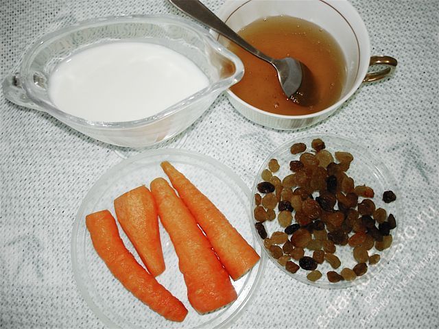 ингредиенты салата из свежей моркови с изюмом