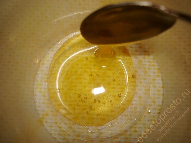 в отдельную чашу налить мед