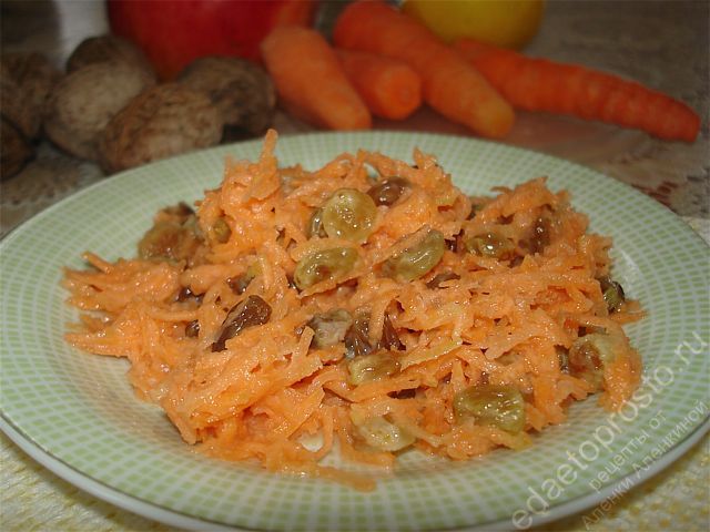Сверху вылить сладкий соус, фото салата из свежей моркови с изюмом и медом