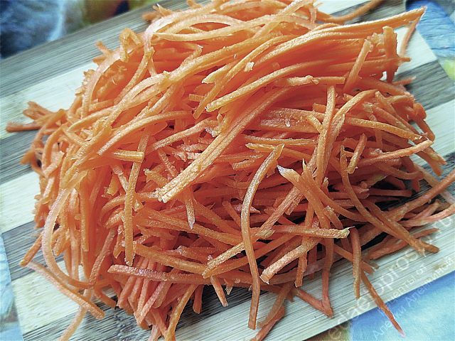 На специальной терке нашинкуйте морковь