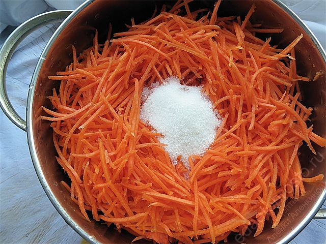 Поместите морковь в кастрюлю с сахаром и уксусом, пошаговое фото  приготовления моркови по-корейски