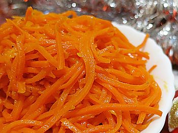фото вкусной моркови по-корейски на тарелке