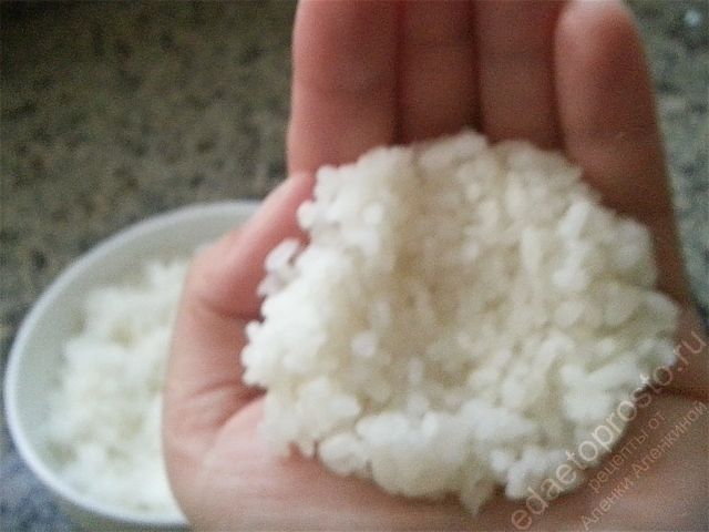 Варенный рис следует положить на ладонь, фото
